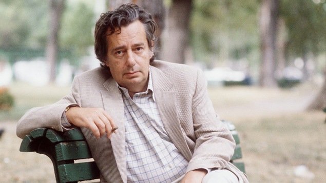 Mordecai Richler dans un parc de Montréal, en 1983