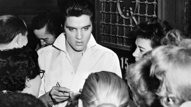 Elvis Presley à la sortie d'un concert, en 1958
