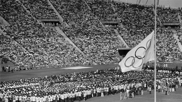 Le drapeau olympique est en berne le 6 septembre 1972 à Munich, lors des funérailles des athlètes israéliens.