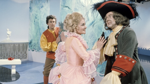 Les chanteurs Perry Price, Claire Gagnier et Claude Corbeil jouent dans l'opéra <em>Colas et Colinette ou le bailli dupé</em>, diffusé à CBC en 1968.