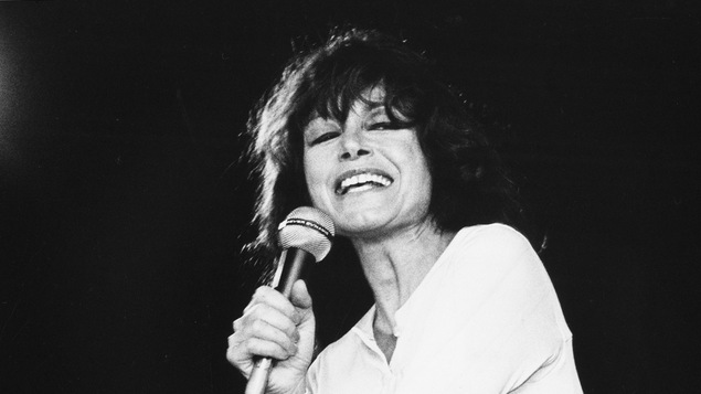 Pauline Julien interprète une chanson en 1979.