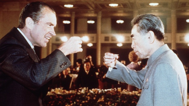 Dans un restaurant, le président américain trinque avec le premier ministre chinois Zhou Enlai lors de sa visite en Chine, en 1972.