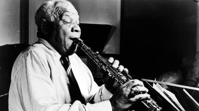 Photo en noir et blanc d'un saxophoniste.