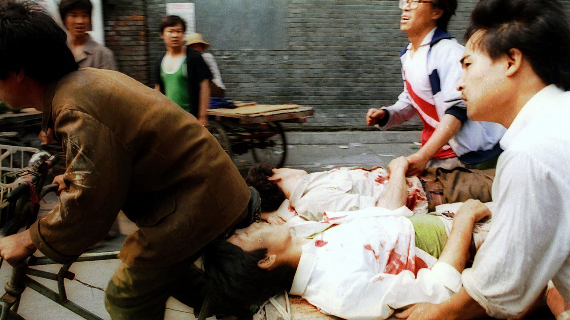 Le 4 juin 1989, deux étudiants blessés sont transportés vers un hôpital après le massacre de la place Tiananmen.