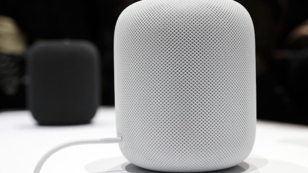 Un haut-parleur HomePod de la compagnie Apple se trouve sur une table lors du dévoilement du produit.