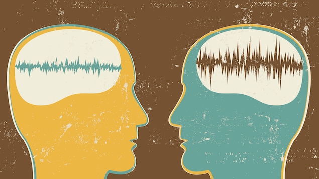 Deux silhouettes qui se parlent avec une illustration d'ondes dans leur cerveau