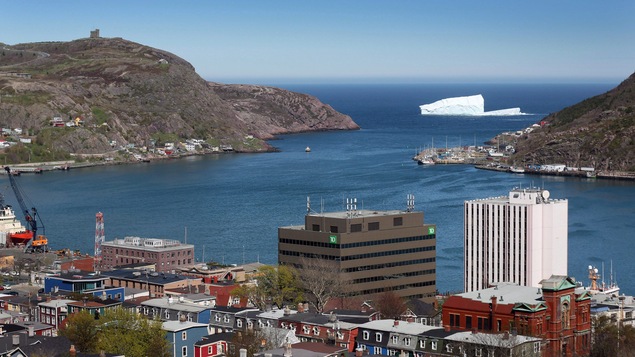 Un iceberg se profile au large de la ville de Saint-Jean de Terre-Neuve.