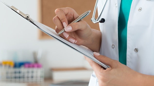 Une infirmière praticienne spécialisée prend des notes.
