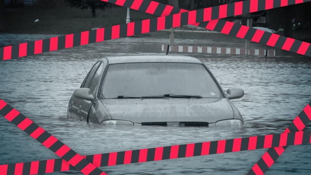 Une voiture complètement submergé