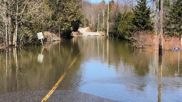 Une route recouverte d'eau