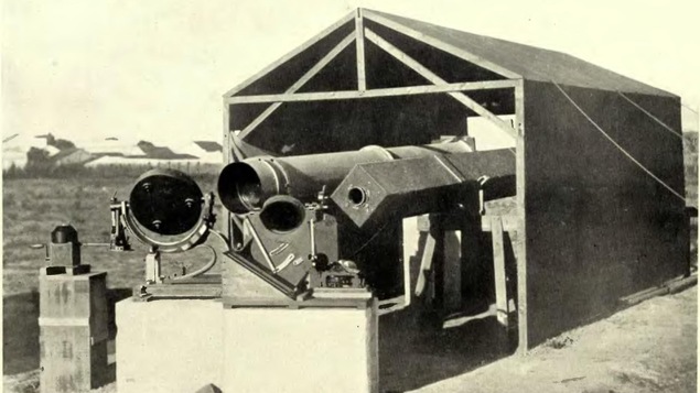 Des instruments complexes sous une maisonnette.