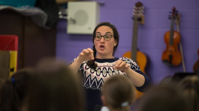 L'enseignante en musique Isabelle Désy en train de diriger ses élèves