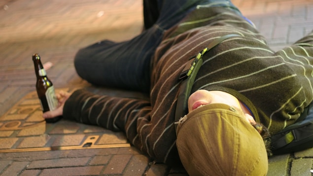 Un homme ivre dans la rue