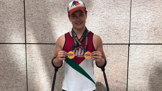 Le para athlète Jacob LeBlanc, la jambe droite manquante depuis la naissance, tiens deux médailles de bronze.