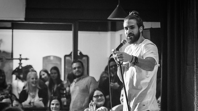 Jay Du Temple anime, entre autres, les Drôles de jeudis au bar Chez Maurice à St-Lazare.