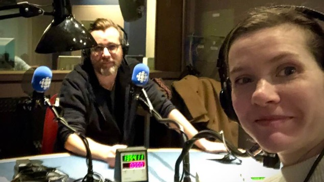 Luc de Larochellière et Andrea Lindsay dans un studio de Radio-Canada à Montréal