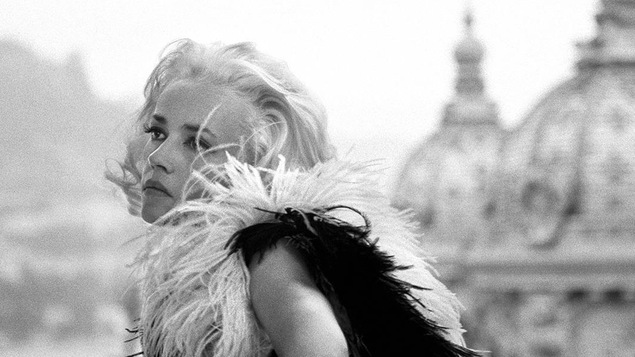 Jeanne Moreau en 1966 dans le film La baie des anges, cheveux blonds et vêtue d'un boa en plumes