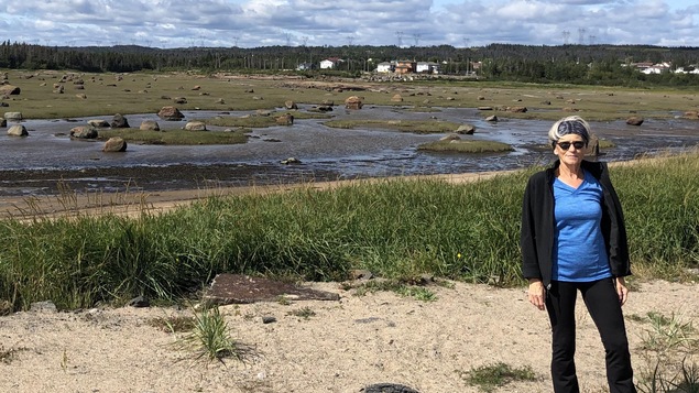 Jeannine Bouchard sur le bord de la mer