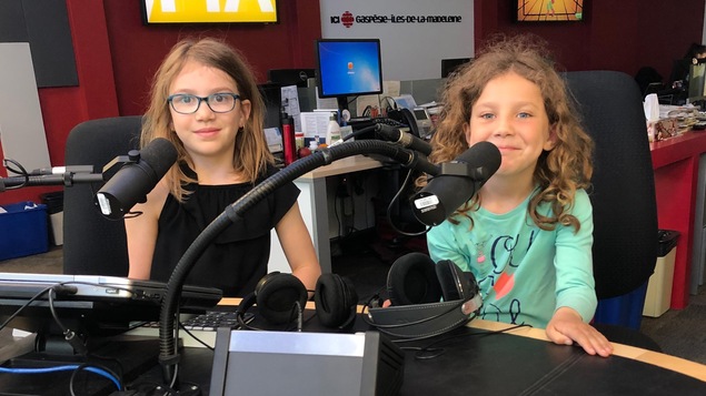 Deux enfants en entrevue à notre station de Matane