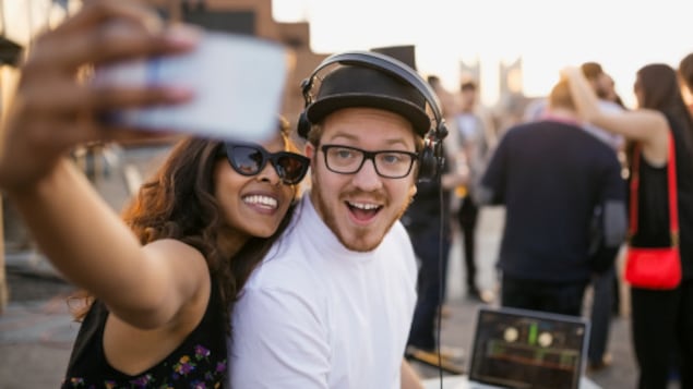 Une femme et un homme prennent un égoportrait.