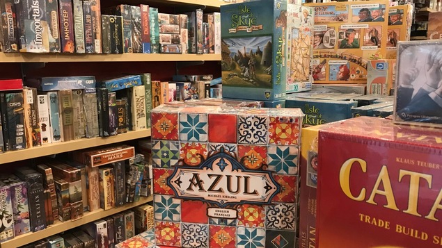 Des jeux de société dans une boutique spécialisée.