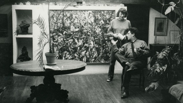 Joan Mitchell et Jean-Paul Riopelle dans le séjour de l’atelier-appartement de la rue Frémicourt, Paris, 1963.