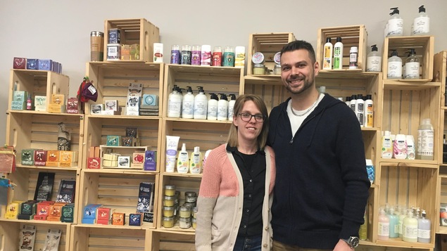 Annick Bouchard et Jonathan Bédard dans leur boutique devant leurs produits écologiques