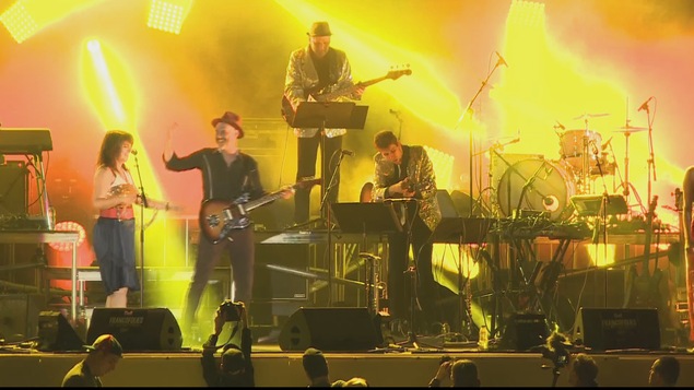 Joseph Edgar visiblement heureux de monter sur la scène aux Francofolies de Montréal en compagnie de Lisa LeBlanc devant plusieurs milliers de spectateurs.