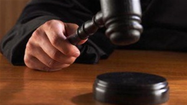 Un marteau et l'enclume d'un juge
