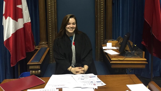 Katrina Dupuis est la présidente du Parlement franco-canadien du Nord et de l’Ouest (PFCNO). Elle est photographié dans l'Assemblée législative du Manitoba.