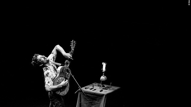 Le blueman français Képa, sur scène avec sa guitare.
