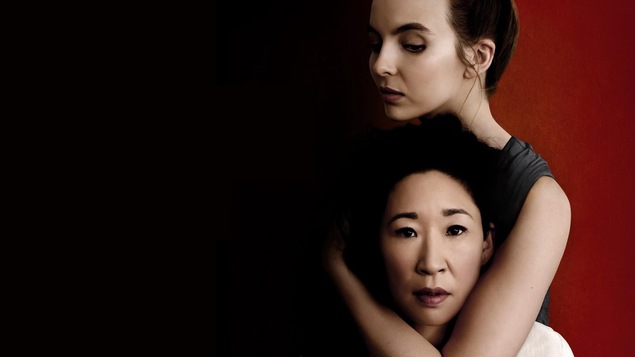 Deux femmes dans le noir. L'une tenant la tête de l'autre dans ses mains.