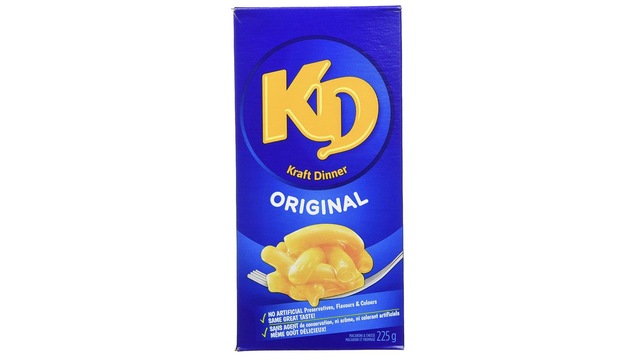 Un boîte bleue en carton sur laquelle on voit une image de macaroni au fromage.