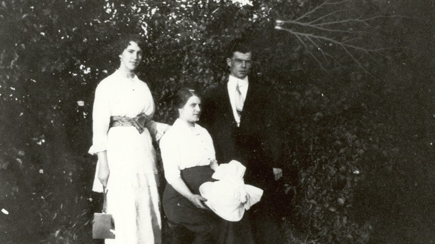 1914 - Madame Bolduc et Édouard en compagnie de Marie, la sœur d’Édouard, lors de leur voyage de noces à Québec chez la famille Bolduc.