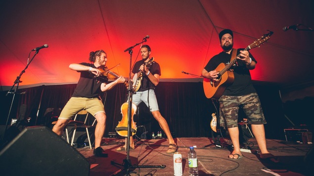 Le groupe La Tuque bleue en spectacle sur une scène.
