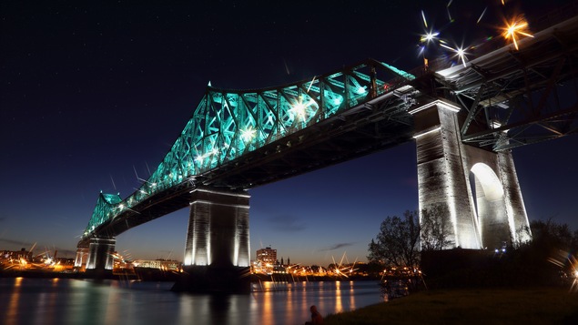 Le pont Jacques-Cartier illuminé.
