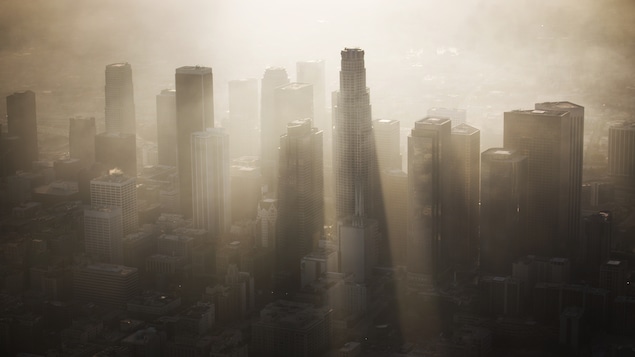 Rayons de lumière qui percent le smog de Los Angeles.