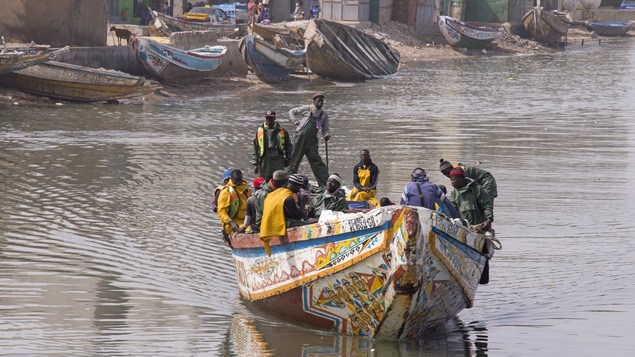 Des pêcheurs en bateau entrent dans la baie de Saint-Louis, au Sénégal.