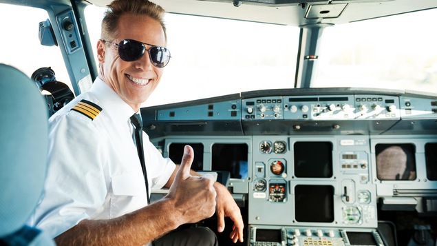Un pilote dans son cockpit.