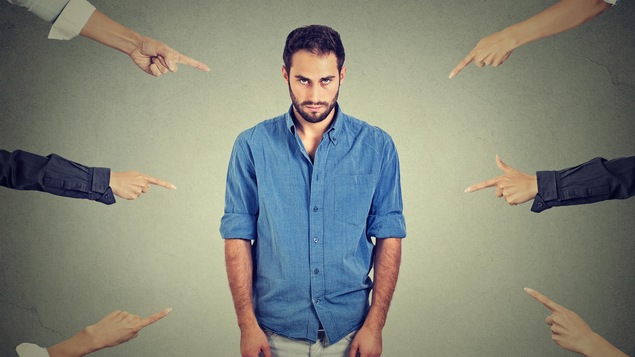 Un homme qui se fait pointer du doigt.