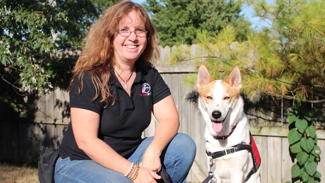 La propriétaire de Medical Mutts Jennifer Cattet et Mika.