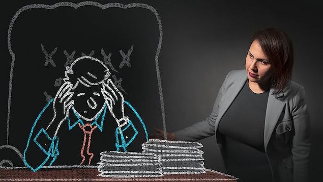 Salima Hamouche avec un dessin de cadre en détresse.