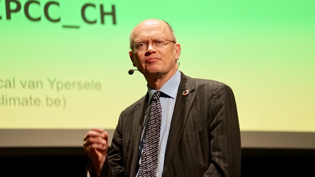 Jean-Pascal van Ypersele donne une conférence.