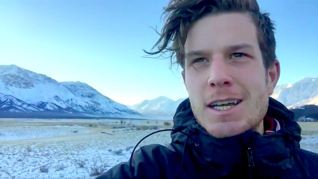 William Gagnon devant le glacier Kaskawulsh