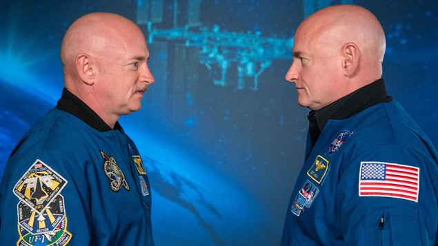 Deux jumeaux astronautes photographiés de profil.