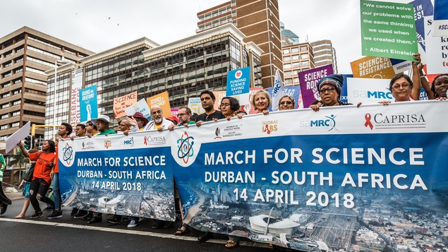 Des manifestants tiennent une bannière lors de la Marche pour la science de Durban, en Afrique du Sud.