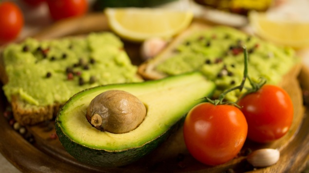 Un avocat et des rôties aux avocats.