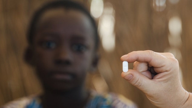 Un jeune africain se faire offrir un médicament.