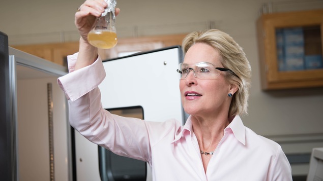 Frances Arnold avec un bécher.