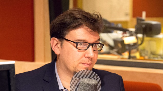 Nicolas Merveille, docteur en anthropologie sociale, dans le studio 25 de Radio-Canada